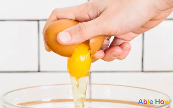cract an Egg with one hand